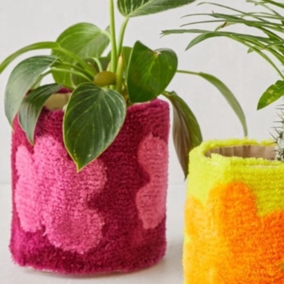 • uo tuft pink flower planter • - Picture 3 of 3